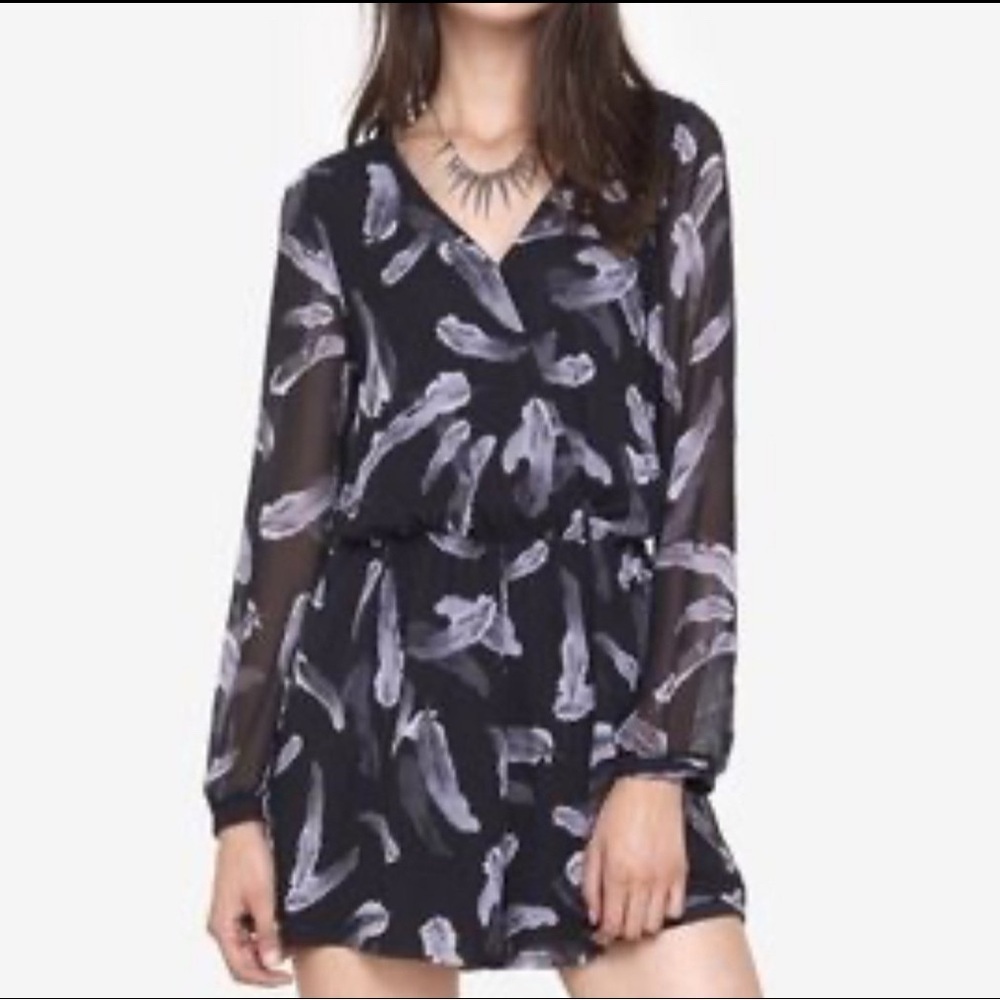 Express Women's Romper Black Gray
Feather Sheer-Overlay Long Sleeve V-Neck Sz XL